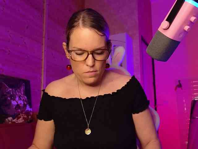 Findom_Lady_Shine webcam