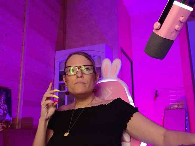 Findom_Lady_Shine webcam