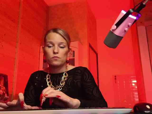 Findom_Lady_Shine webcam