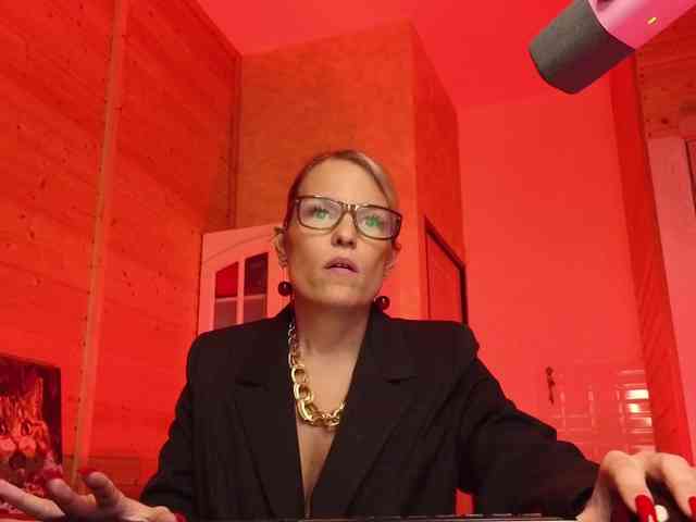 Findom_Lady_Shine webcam