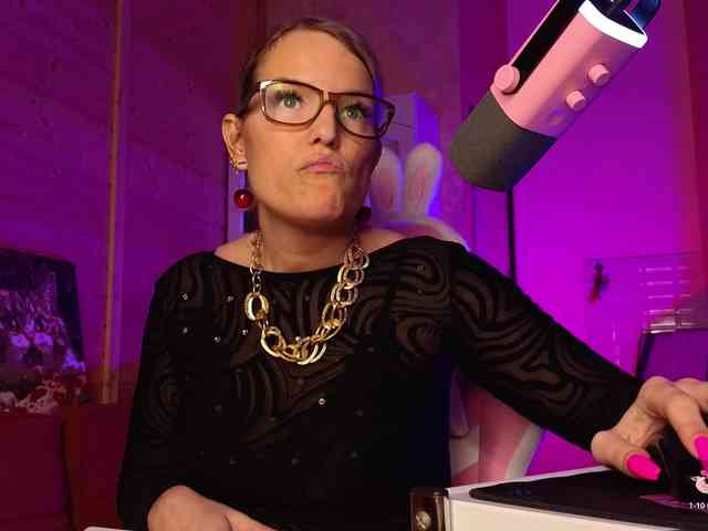 Findom_Lady_Shine webcam