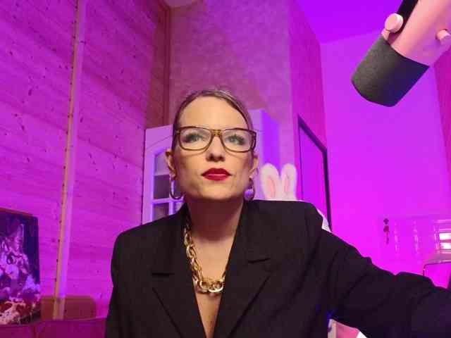 Findom_Lady_Shine webcam
