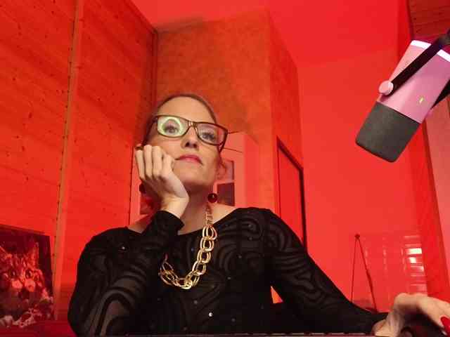 Findom_Lady_Shine webcam