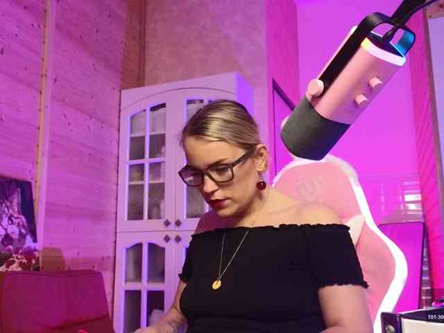 Findom_Lady_Shine webcam