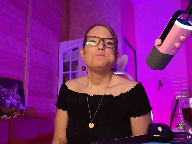 Findom_Lady_Shine webcam