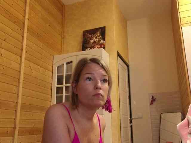 Findom_Lady_Shine webcam