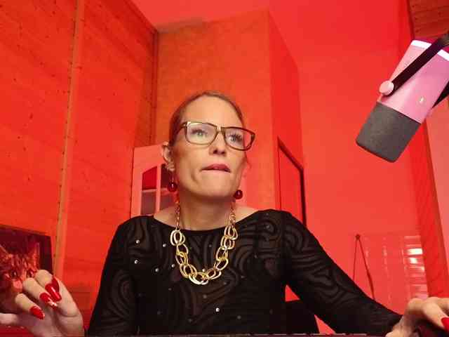 Findom_Lady_Shine webcam