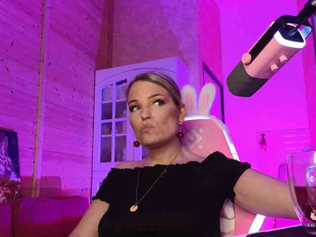 Findom_Lady_Shine webcam