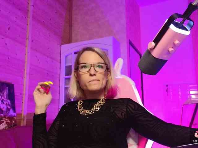 Findom_Lady_Shine webcam