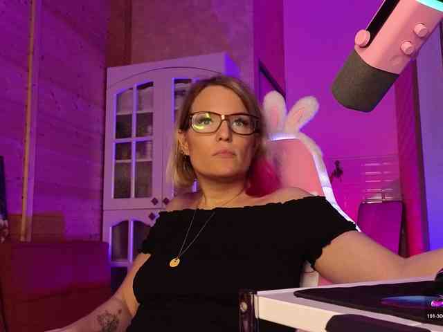 Findom_Lady_Shine webcam
