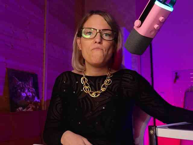 Findom_Lady_Shine webcam