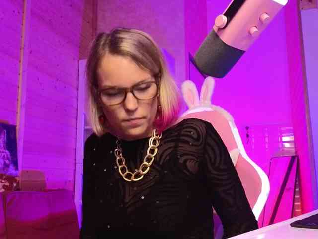 Findom_Lady_Shine webcam