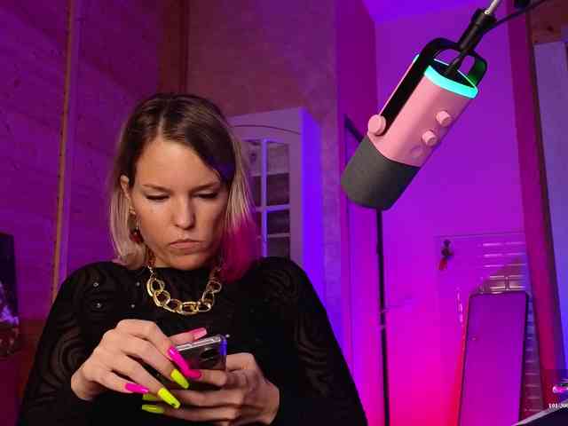 Findom_Lady_Shine webcam