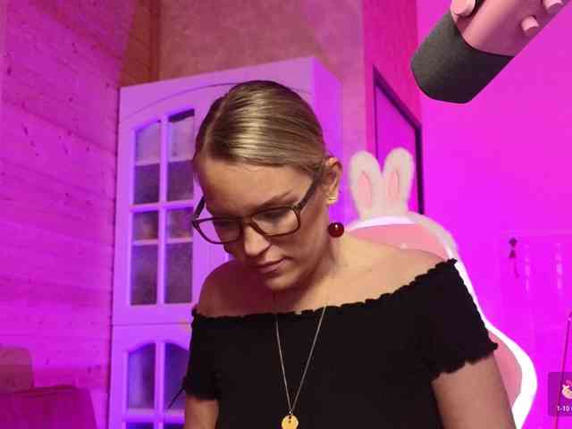 Findom_Lady_Shine webcam