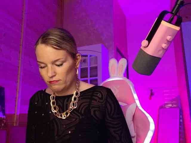 Findom_Lady_Shine webcam