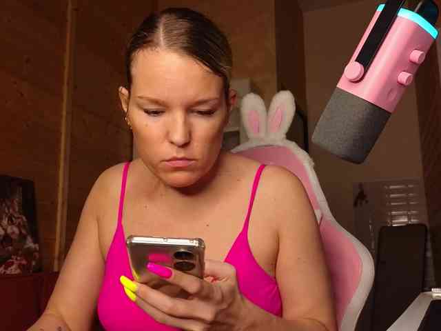 Findom_Lady_Shine webcam