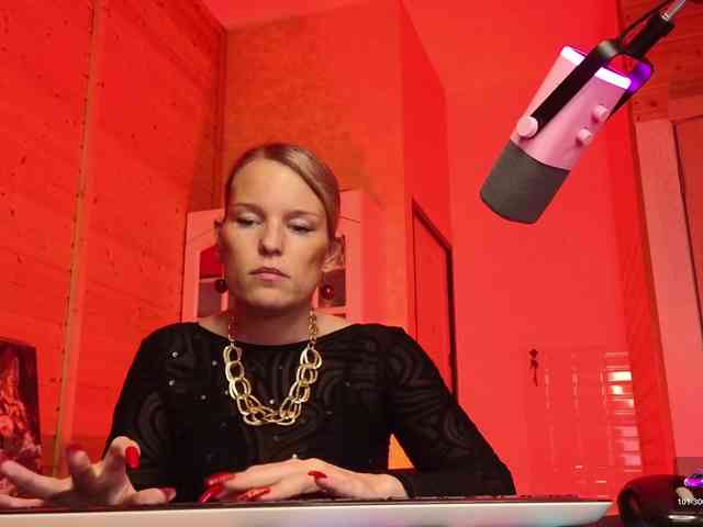 Findom_Lady_Shine webcam