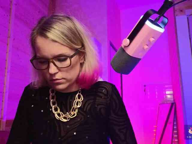 Findom_Lady_Shine webcam