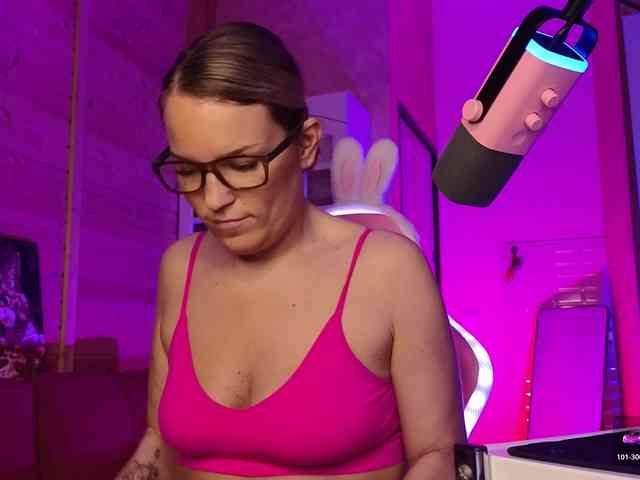 Findom_Lady_Shine webcam