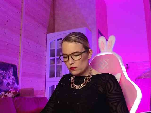 Findom_Lady_Shine webcam