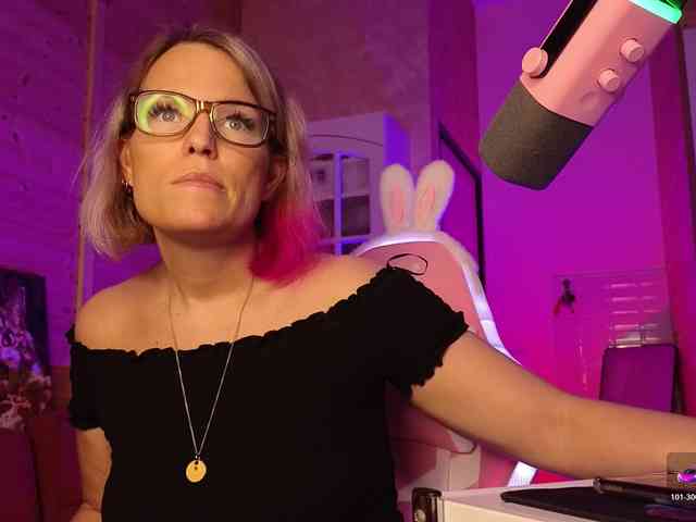 Findom_Lady_Shine webcam