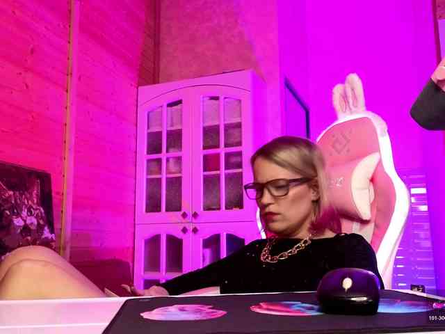 Findom_Lady_Shine webcam