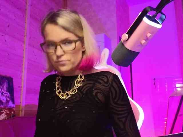 Findom_Lady_Shine webcam
