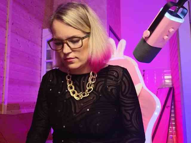Findom_Lady_Shine webcam