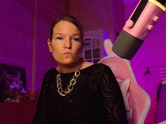 Findom_Lady_Shine webcam