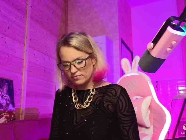 Findom_Lady_Shine webcam