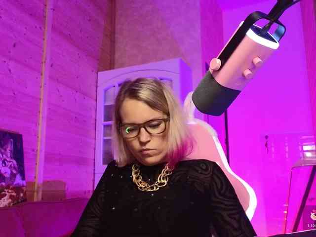 Findom_Lady_Shine webcam