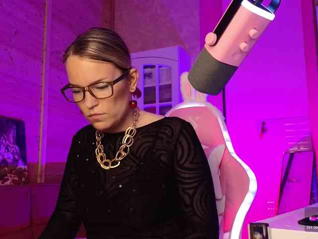 Findom_Lady_Shine webcam