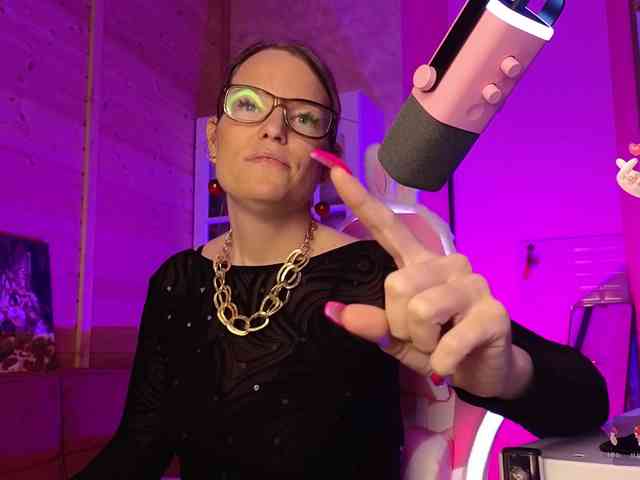 Findom_Lady_Shine webcam