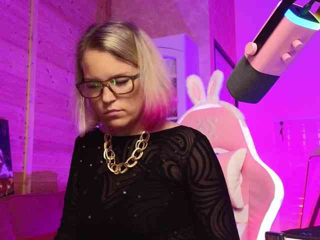 Findom_Lady_Shine webcam