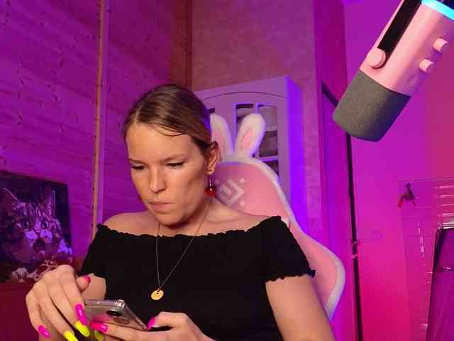 Findom_Lady_Shine webcam