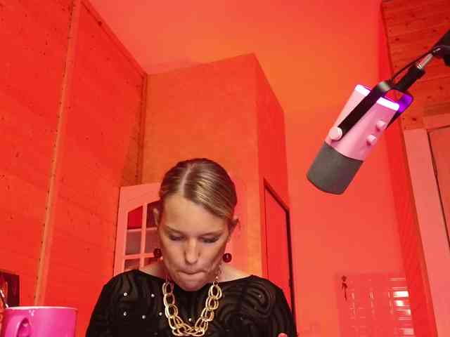 Findom_Lady_Shine webcam