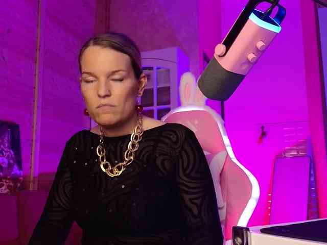 Findom_Lady_Shine webcam