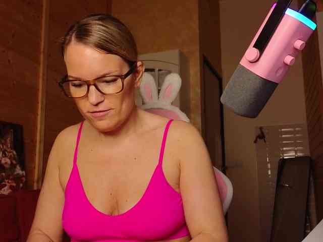 Findom_Lady_Shine webcam