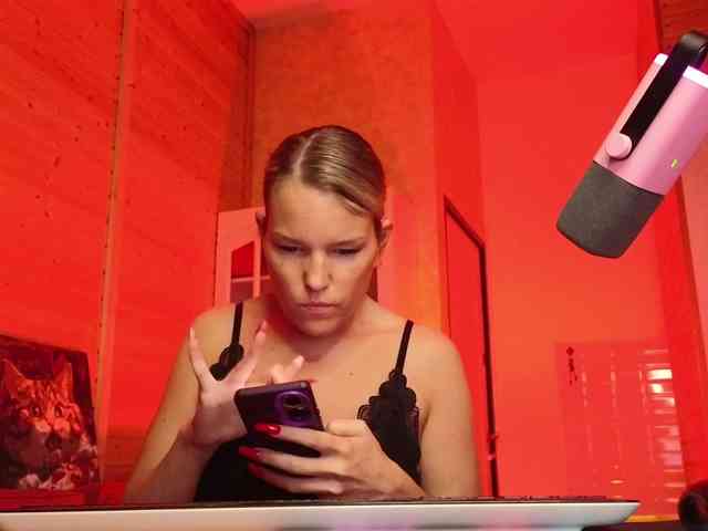 Findom_Lady_Shine webcam