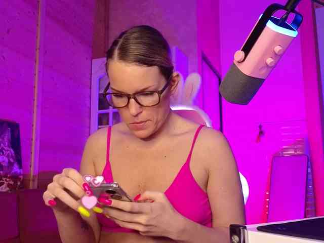 Findom_Lady_Shine webcam