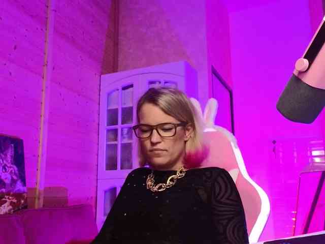 Findom_Lady_Shine webcam