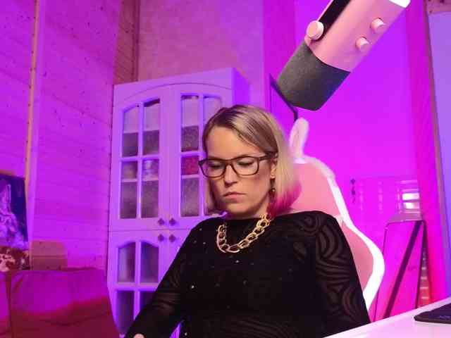 Findom_Lady_Shine webcam