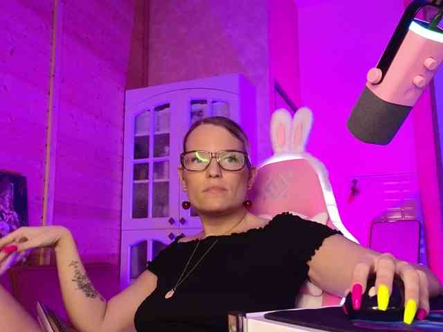Findom_Lady_Shine webcam