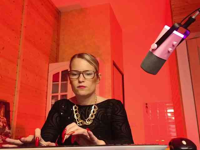 Findom_Lady_Shine webcam