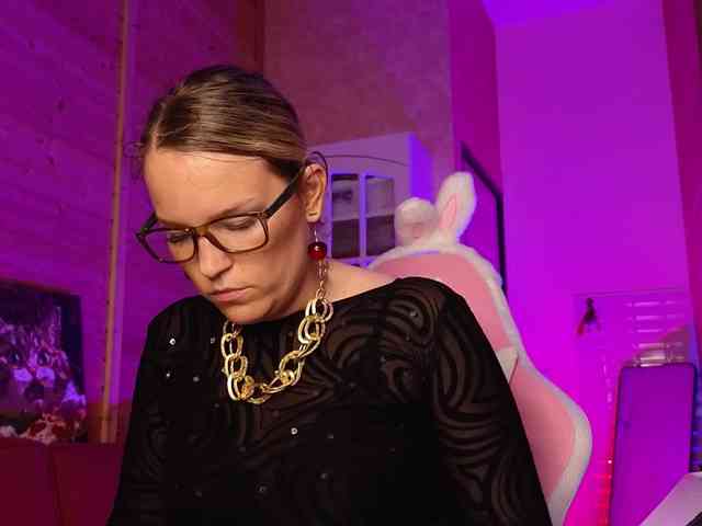Findom_Lady_Shine webcam