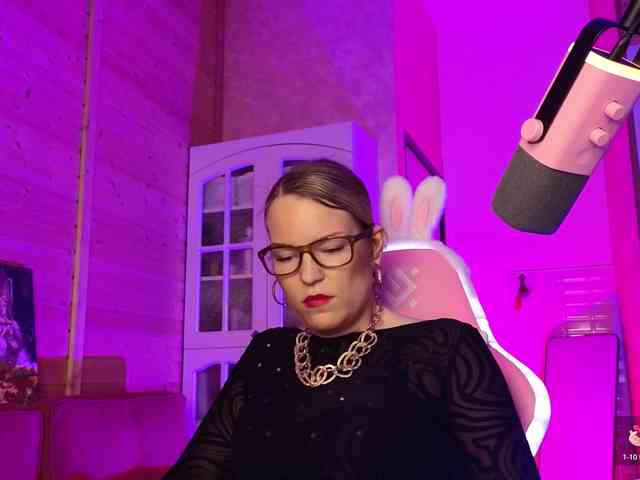 Findom_Lady_Shine webcam