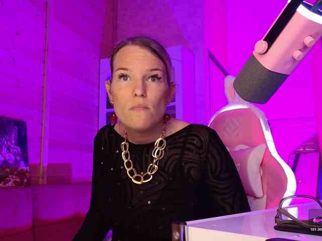 Findom_Lady_Shine webcam
