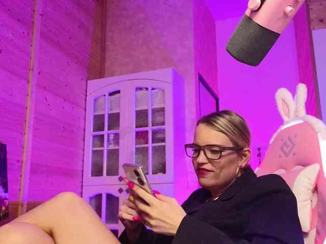 Findom_Lady_Shine webcam