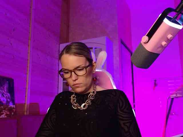 Findom_Lady_Shine webcam