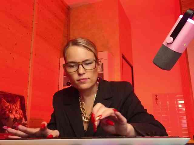 Findom_Lady_Shine webcam